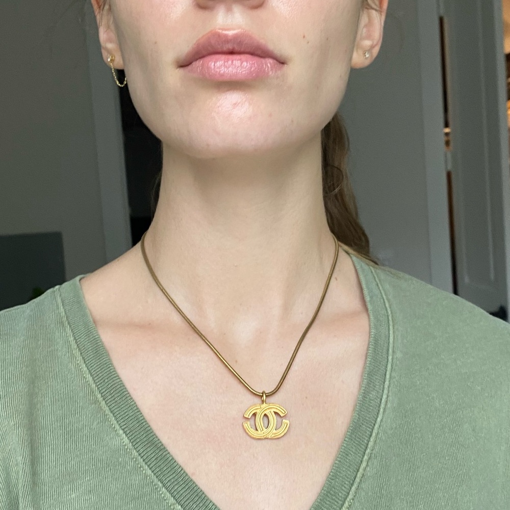 Gold-tone Chanel CC pendant necklace - Picture 4 of 12